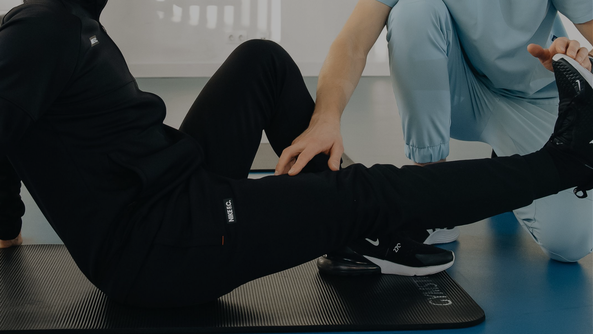 Préhabilitation avant la prothèse du genou avec un physiothérapeute Exercices de renforcement avant une prothèse du genou Préparation physique d’un patient avant une chirurgie du genou