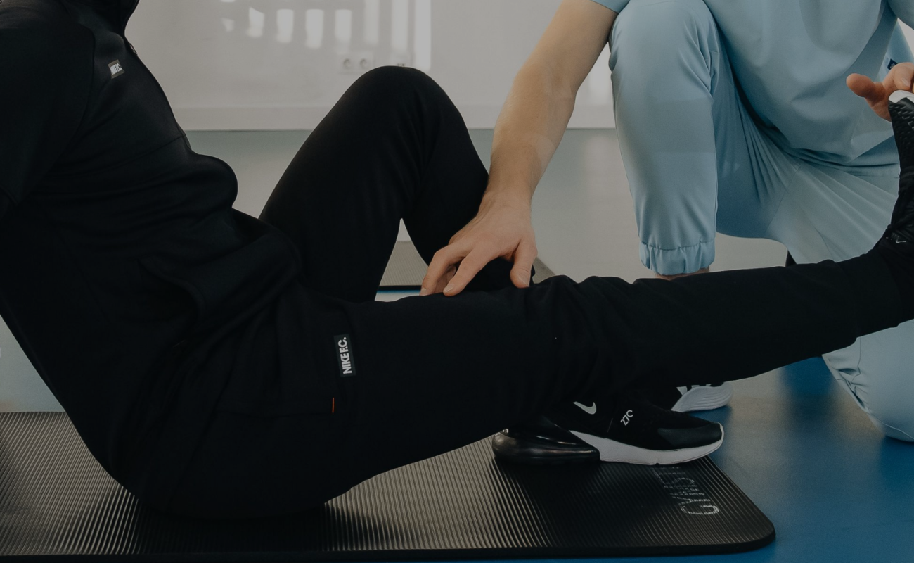 Préhabilitation avant la prothèse du genou avec un physiothérapeute Exercices de renforcement avant une prothèse du genou Préparation physique d’un patient avant une chirurgie du genou